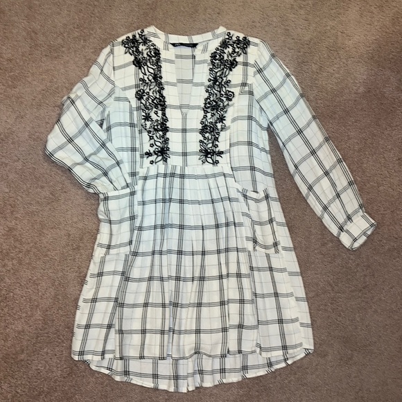 ZARA Short Long Sleeve Flowy Dress with Sowed Front. Runs big. WITH POCKETS! - Picture 1 of 3